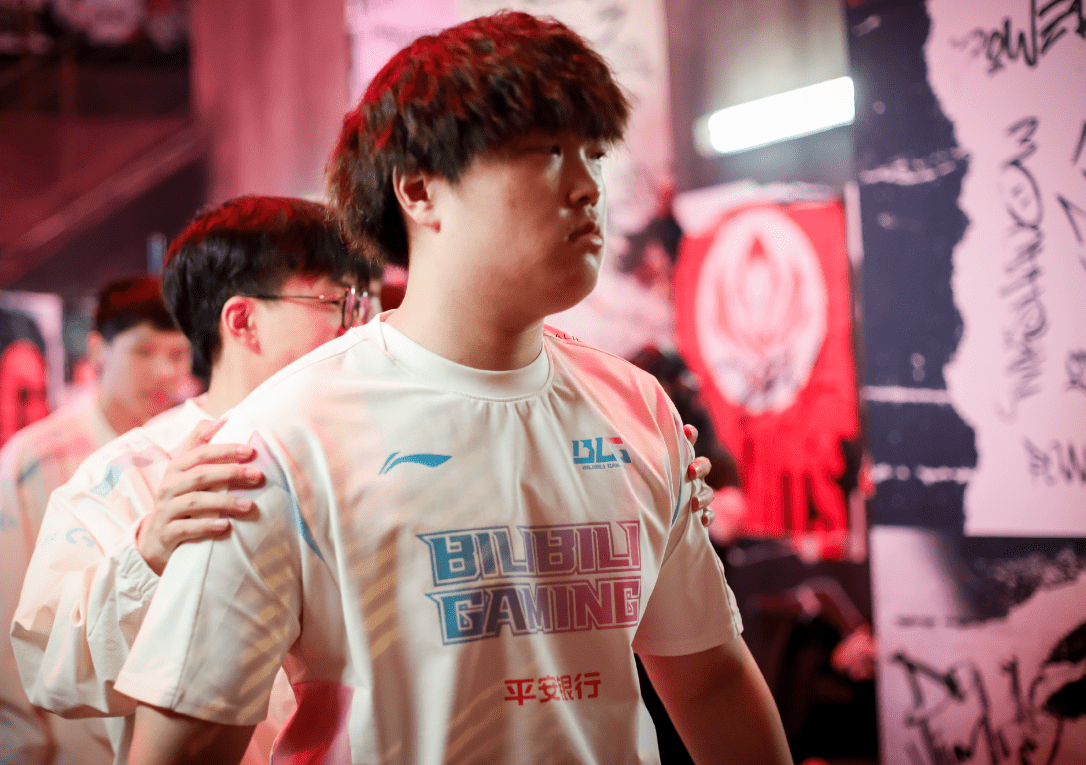 开云体育入口-包含DRX绝杀BLG，Kanavi开启传奇时刻激烈交锋入围赛，点燃全场激情的词条