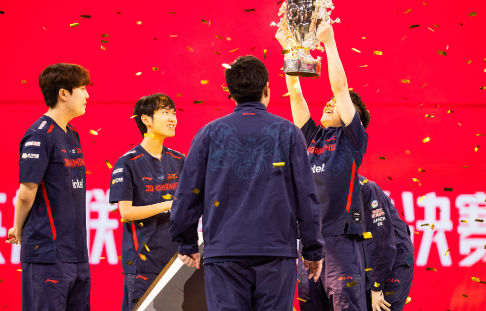 开云体育入口-JDG绝杀GEN，Viper团战一打五峡谷大战淘汰赛，引爆全场热议