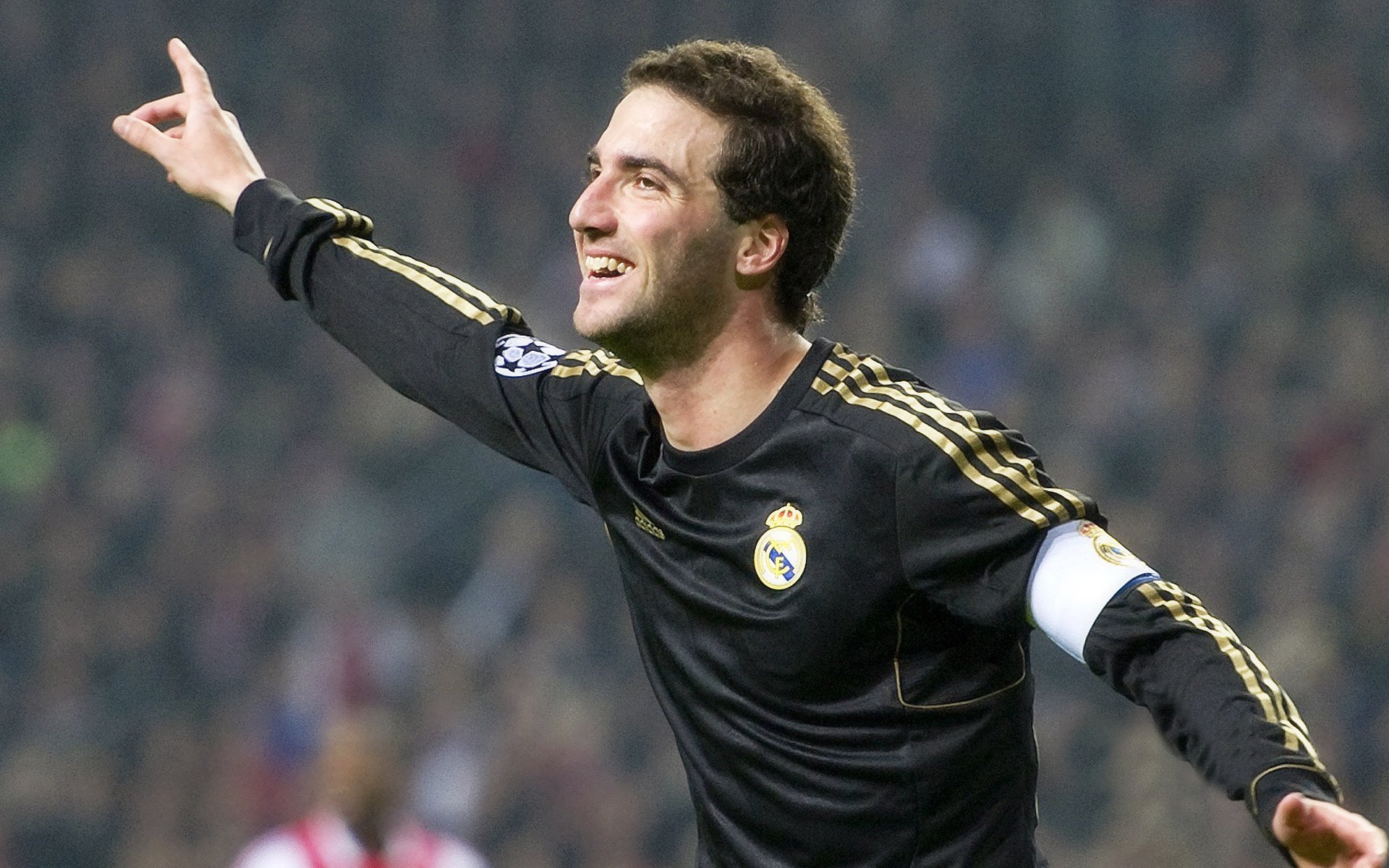 F1街道赛之夜，福克斯表现堪称教科书，如何将钢铁洪流舞成霓虹诗篇？