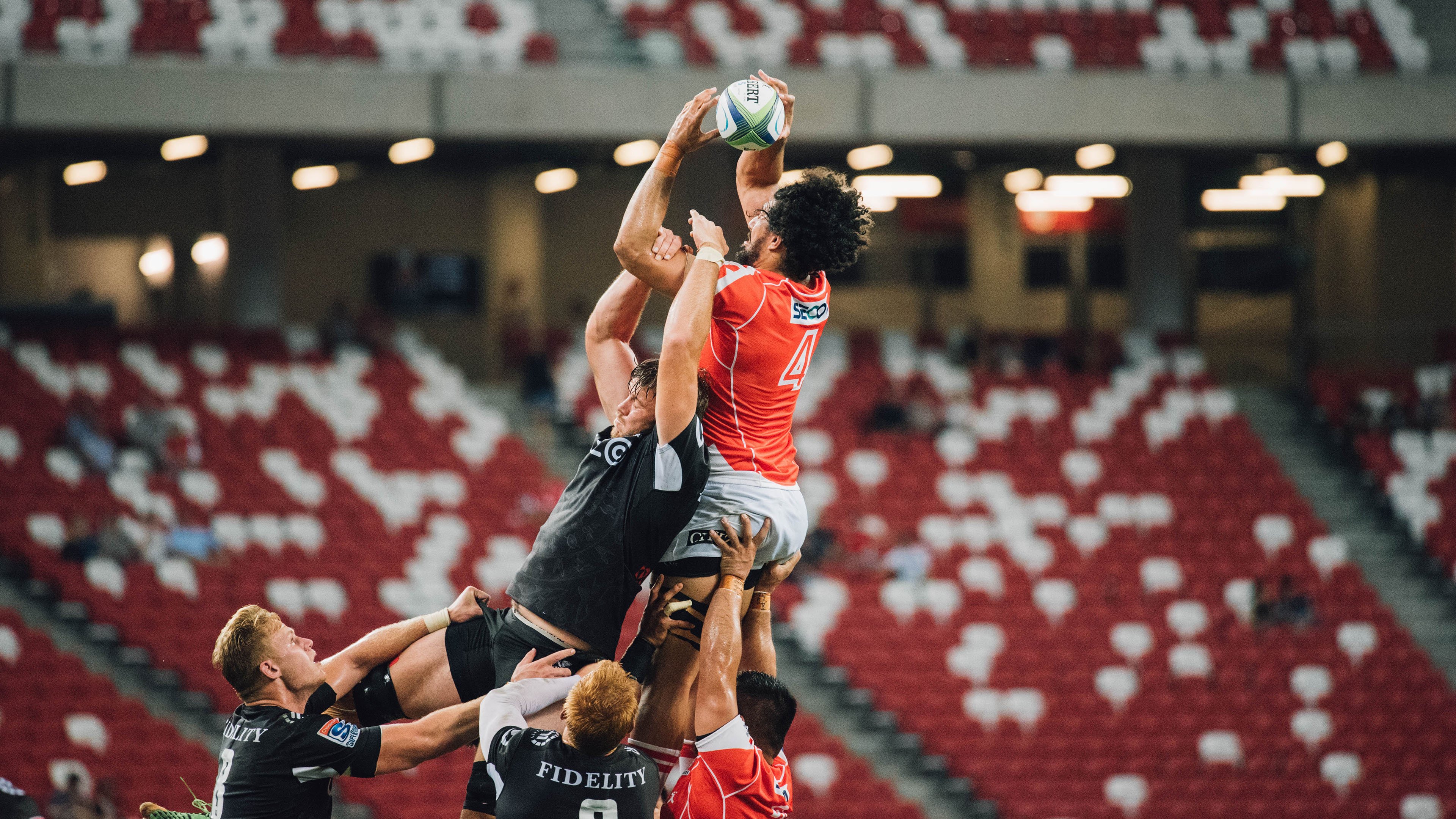 F1街道赛之夜，福克斯表现堪称教科书，如何将钢铁洪流舞成霓虹诗篇？